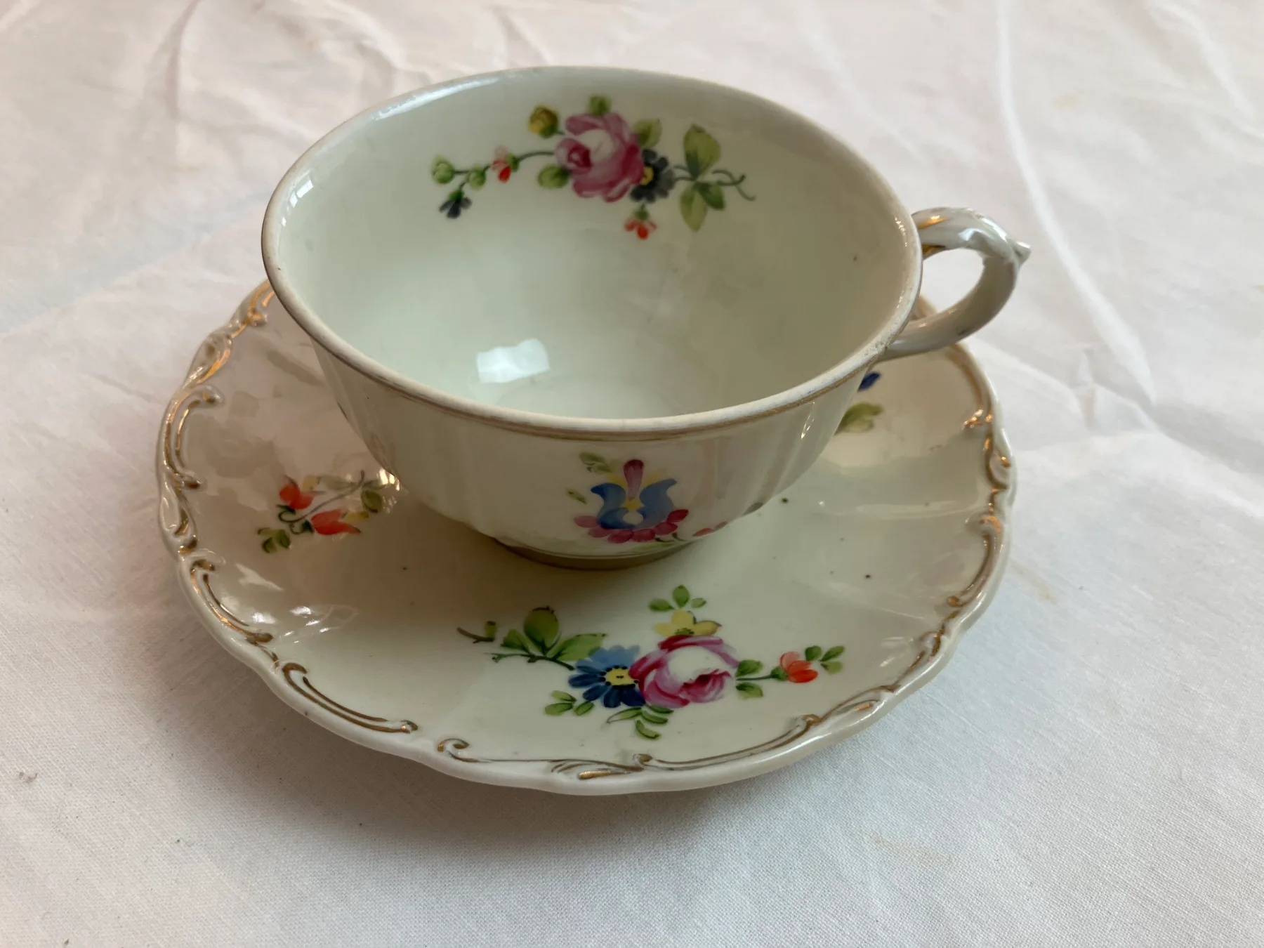 Porcelánový šálek s florárním motivem bez značení