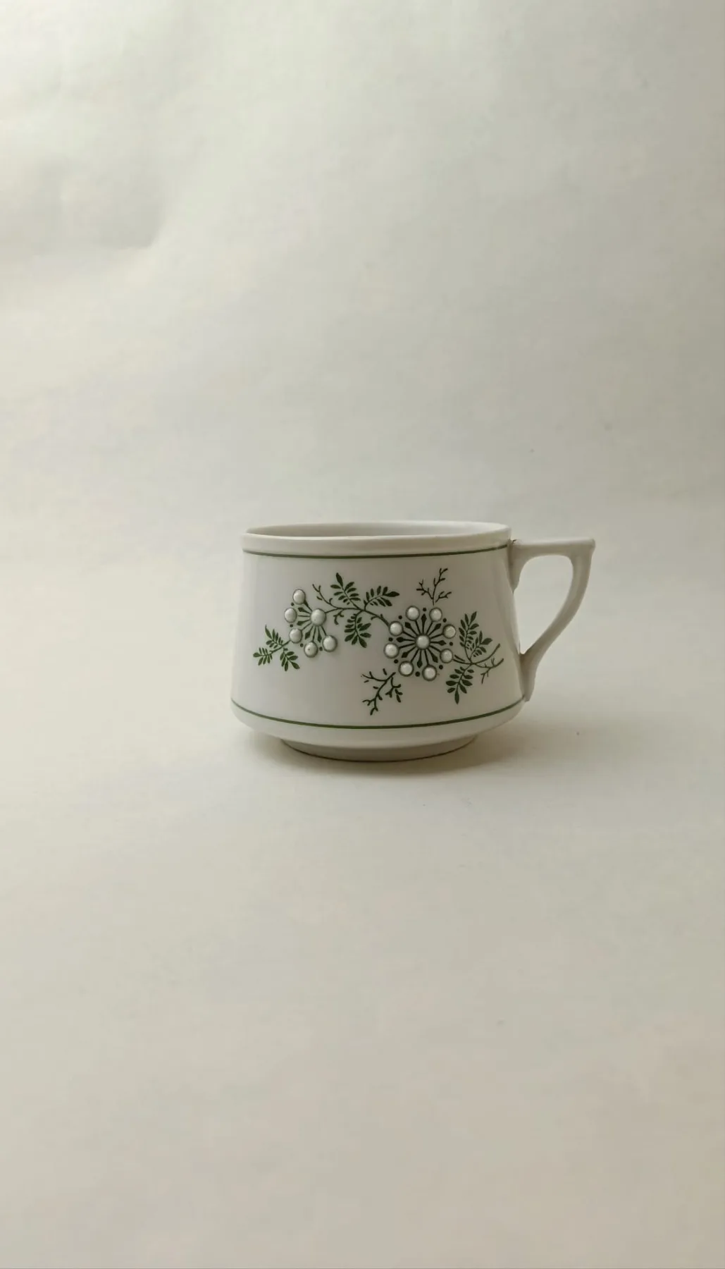 Porcelánový hrnek se zeleným květinovým vzorem - netypický kónický tvar
