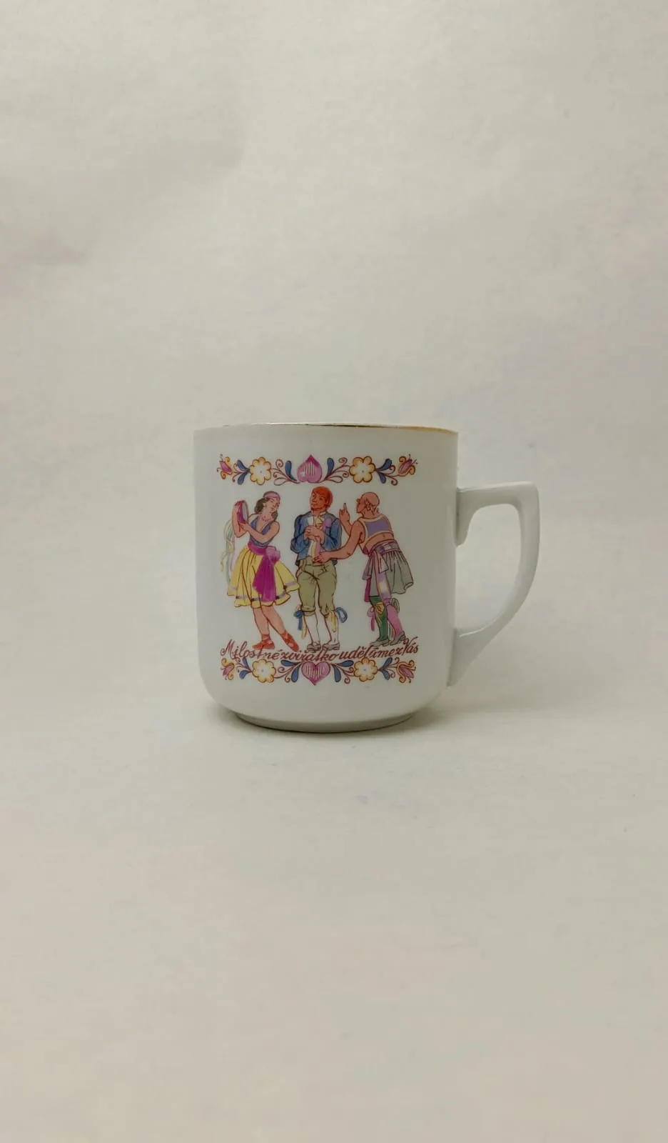 Retro hrnek - figurální motiv s nápisem Milostné zvířátko uděláme z Vás