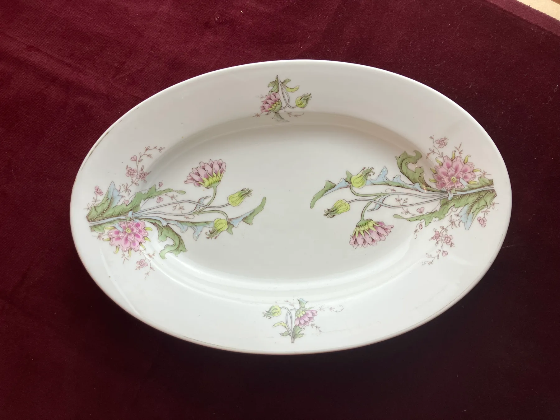 Porcelánový servírovací talíř s jemným květinovým dekorem v tlumených lila barvách