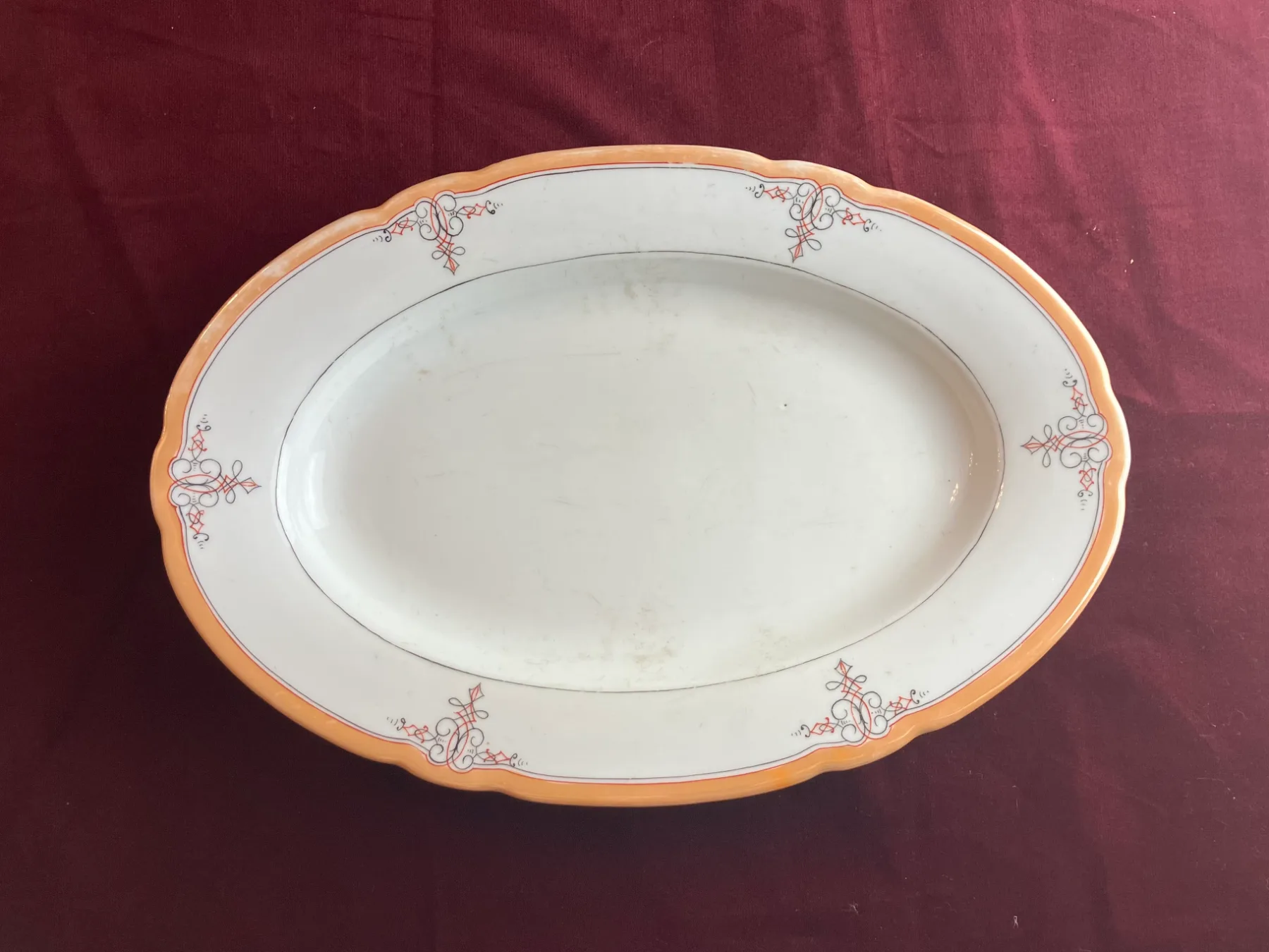 Velký porcelánový oválný talíř s geometrickými vzory