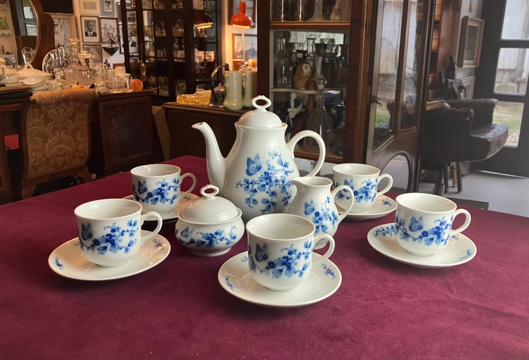Porcelánová souprava na horký nápoj s něžným modrým motivem motýla na květinách