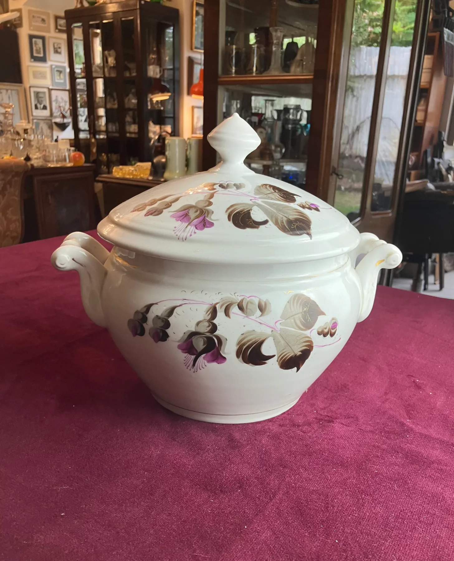 Porcelánová polévková mísa s motivem oblíbených fuchsií