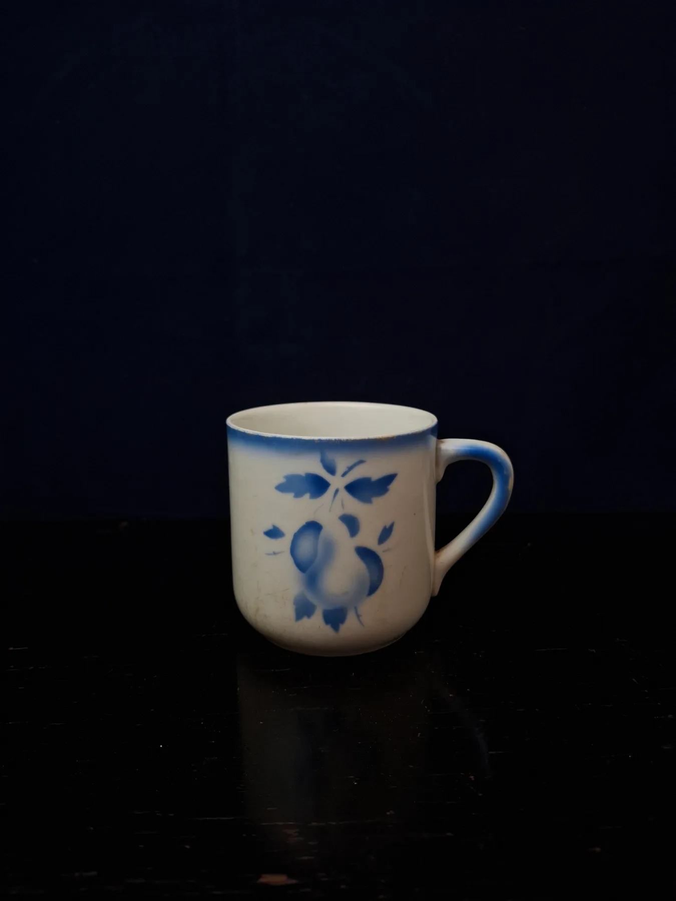 Starý porcelánový hrnek - Modré ovoce - hruška