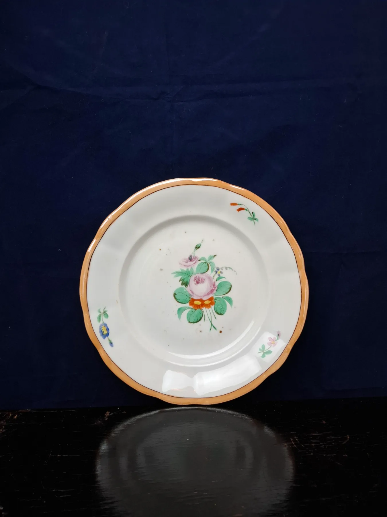 Porcelánový talíř ručně malovaný s květinami