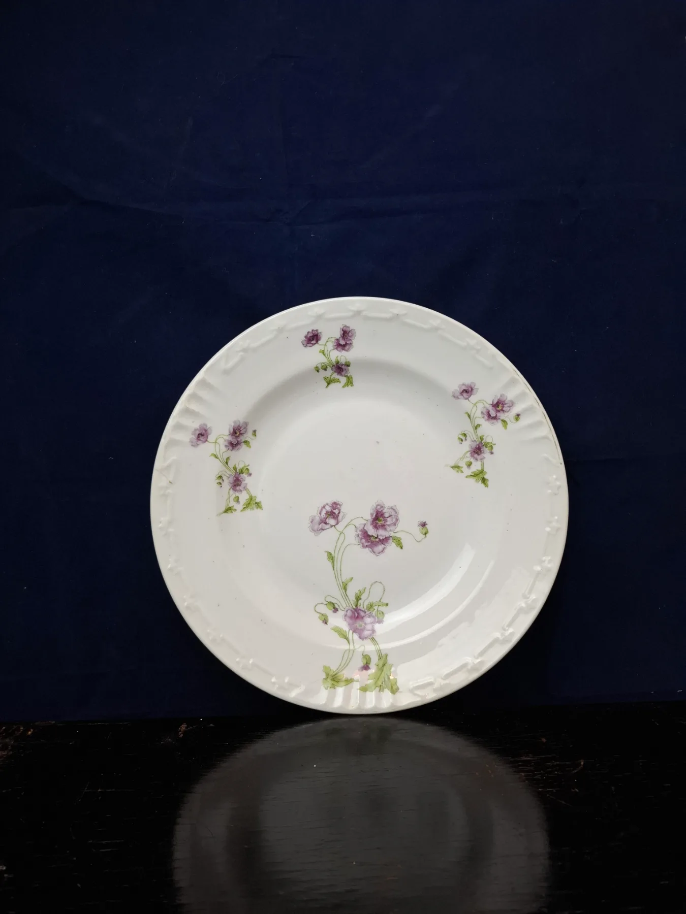 Porcelánový talíř větší - fialové květiny, lemovaný plastickým vzorem.