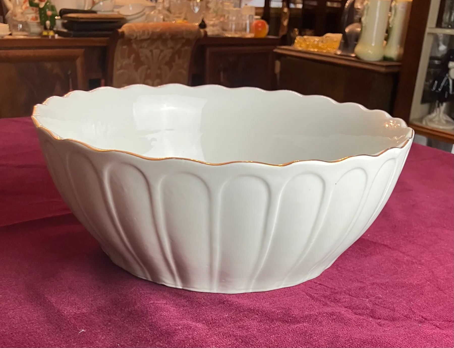 Porcelánová jídelní mísa s prolisy - zlatý okraj