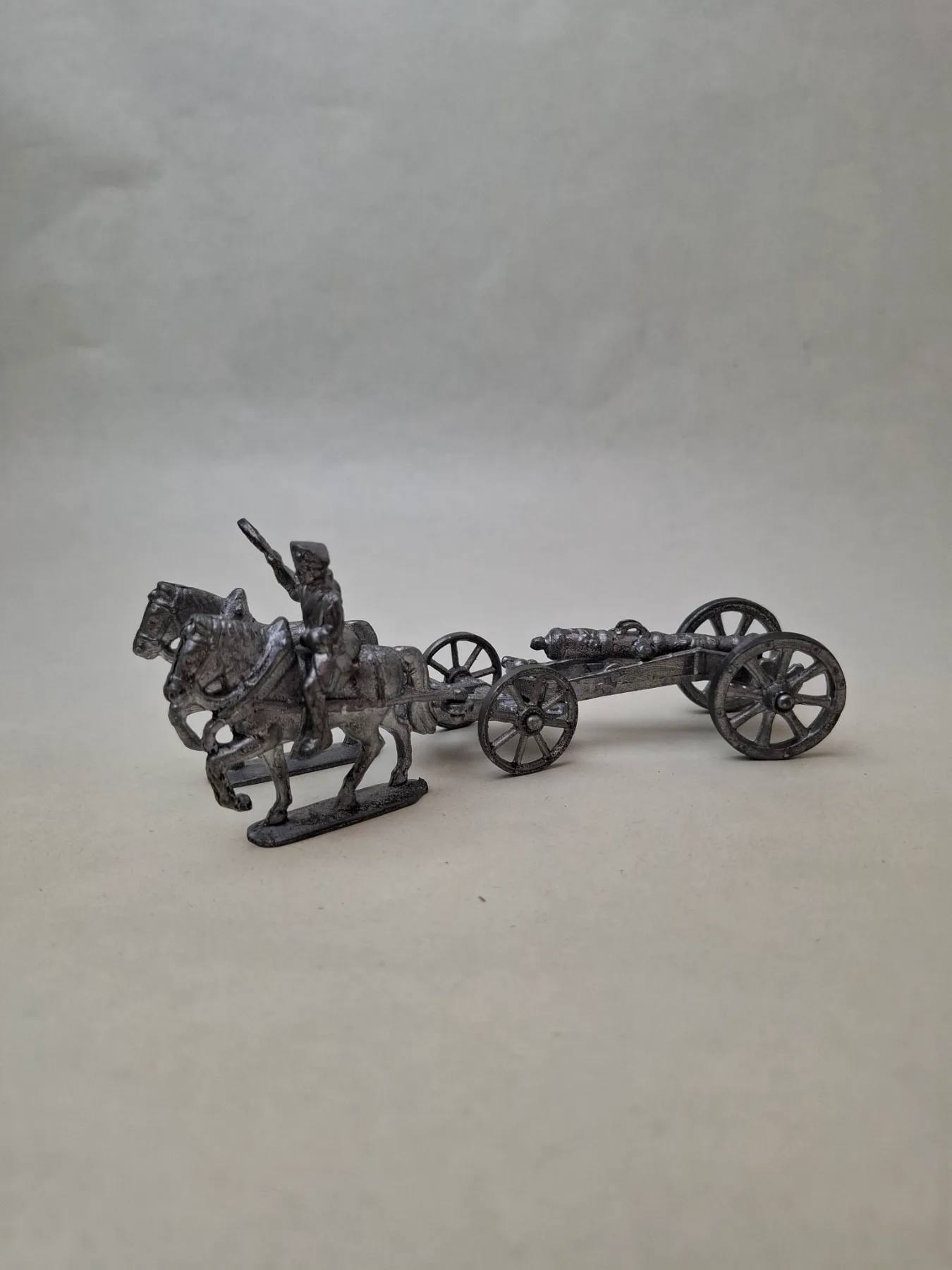 Miniatura - Koňský povoz táhnoucí dělo, v sedle vozka - pohyblivé
