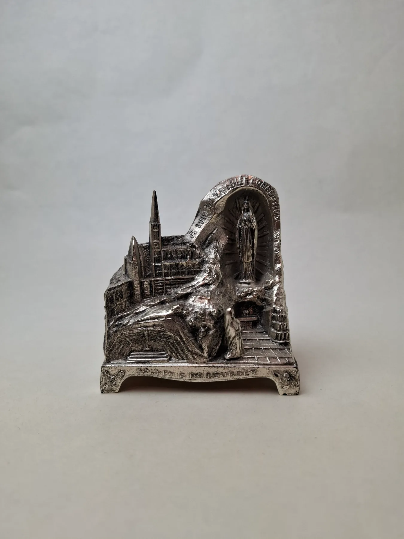 "LOURDES 1969" Souvenir de Lourdes - kovová upomínka s hracím strojkem - funkční