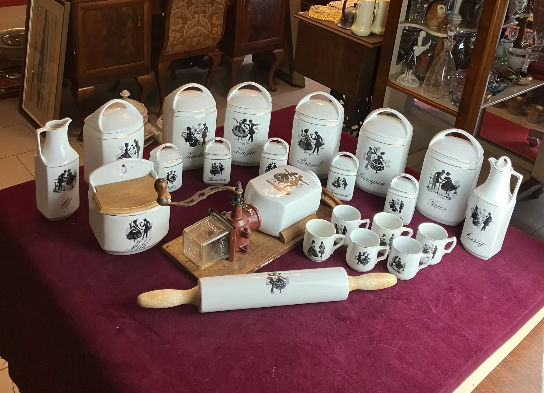Velká porcelánová souprava vzor ROKOKO - dózy, kořenky, kafemlýnek, váleček, hrníčky, slánka