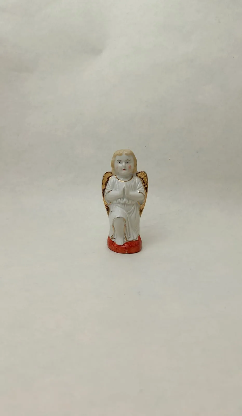 Porcelánový klečící andělíček