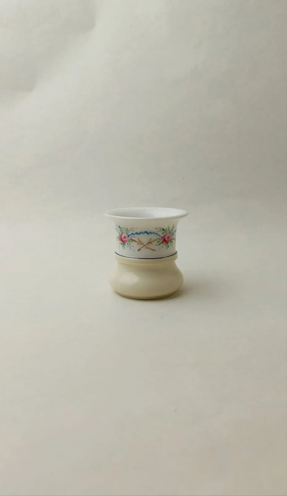 Porcelánová vázička, kalíšek s květinovým motivem