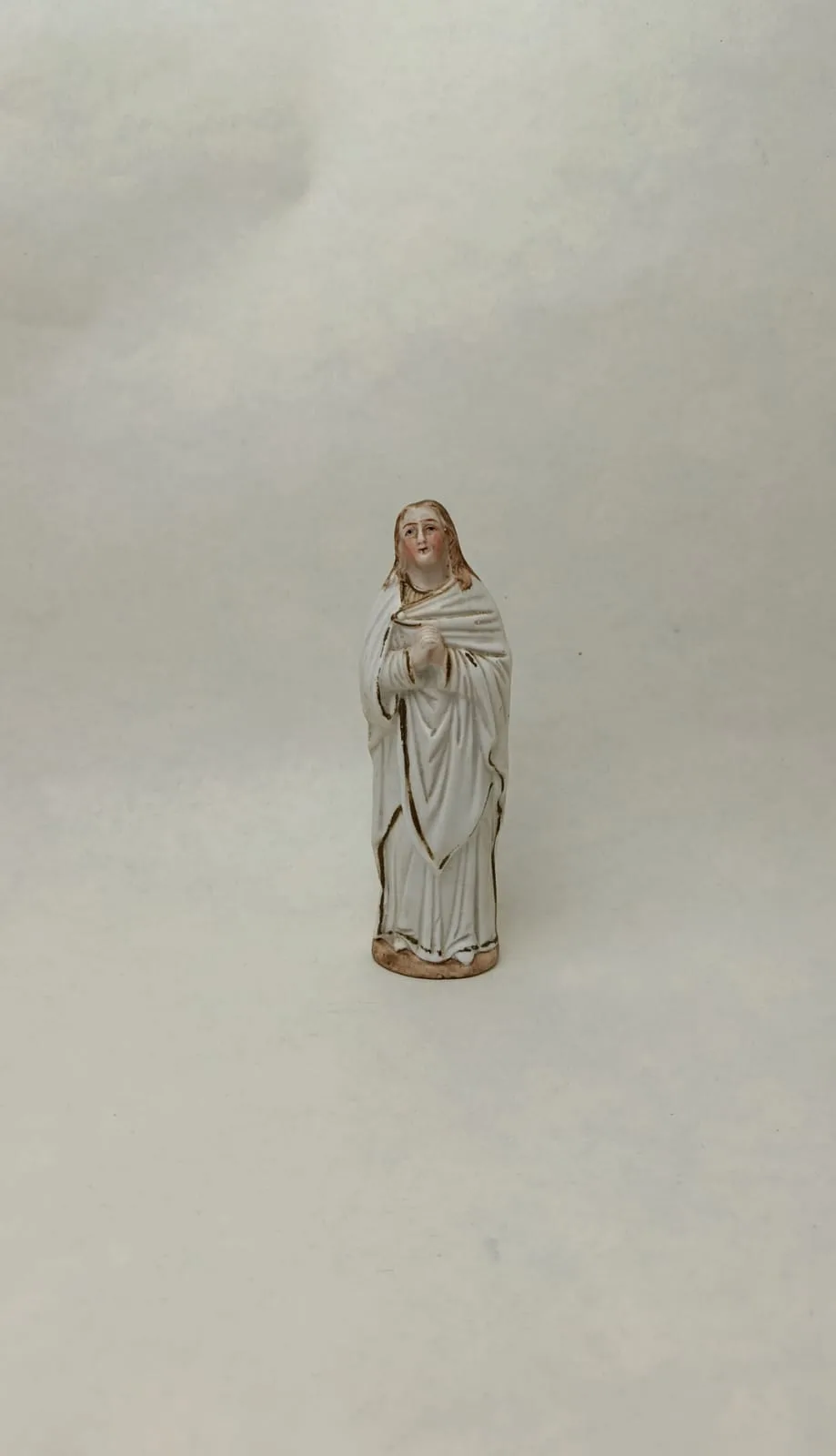 Panna Maria z biskvitového porcelánu s jemnými zlacenými detaily