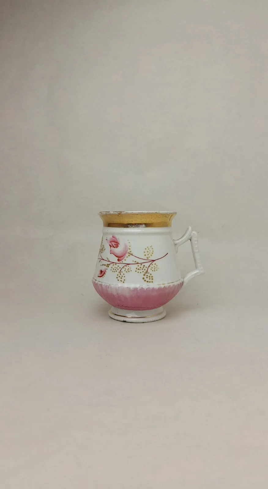 Porcelánový hrnek "Mušlák" s malovanými růžemi a růžovým žebrováním
