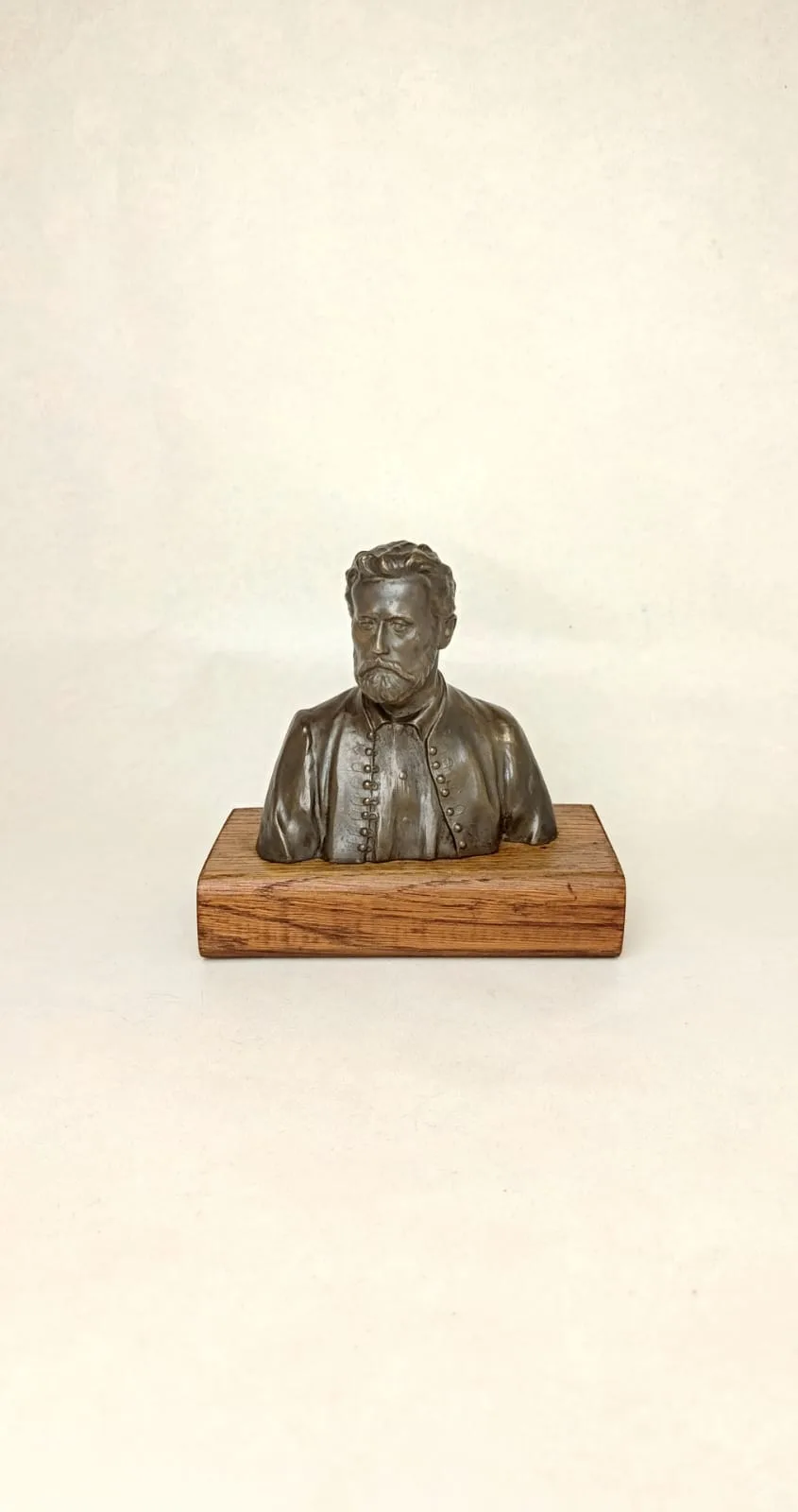 Malá kovová busta Miroslava Tyrše