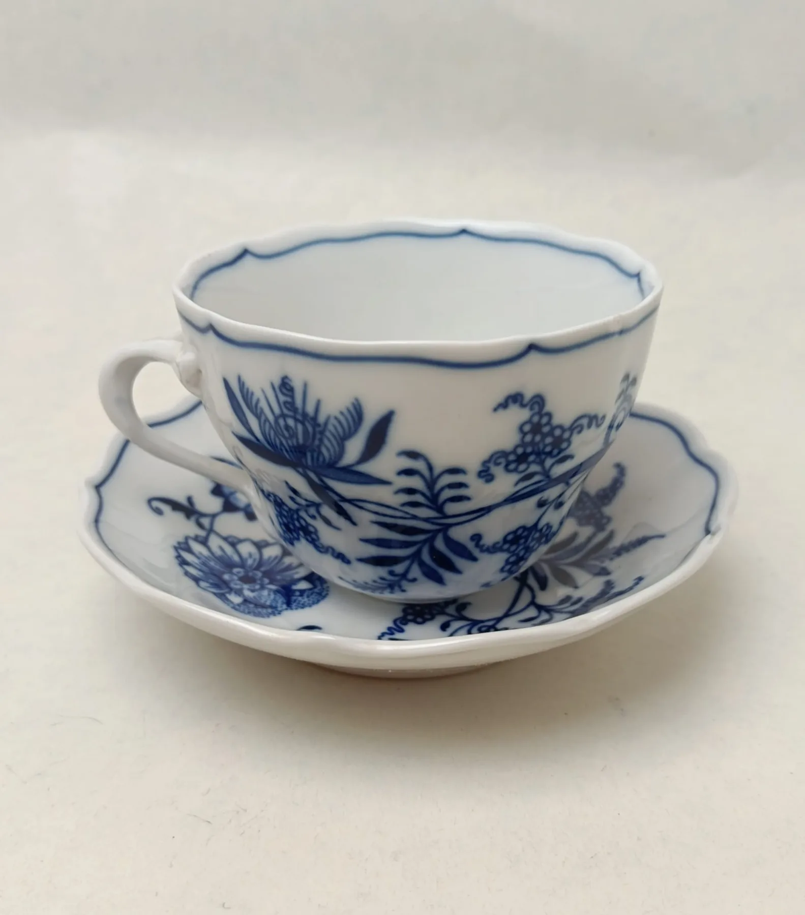 Porcelánový šálek s podšálkem s tradičním cibulákovým vzorem