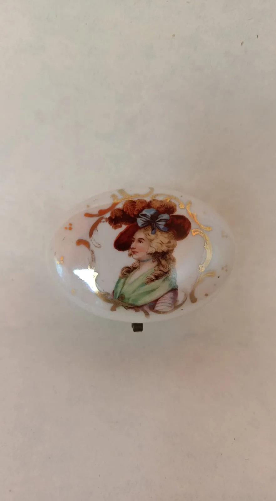 Porcelánová pilulkovnice s portrétem dámy