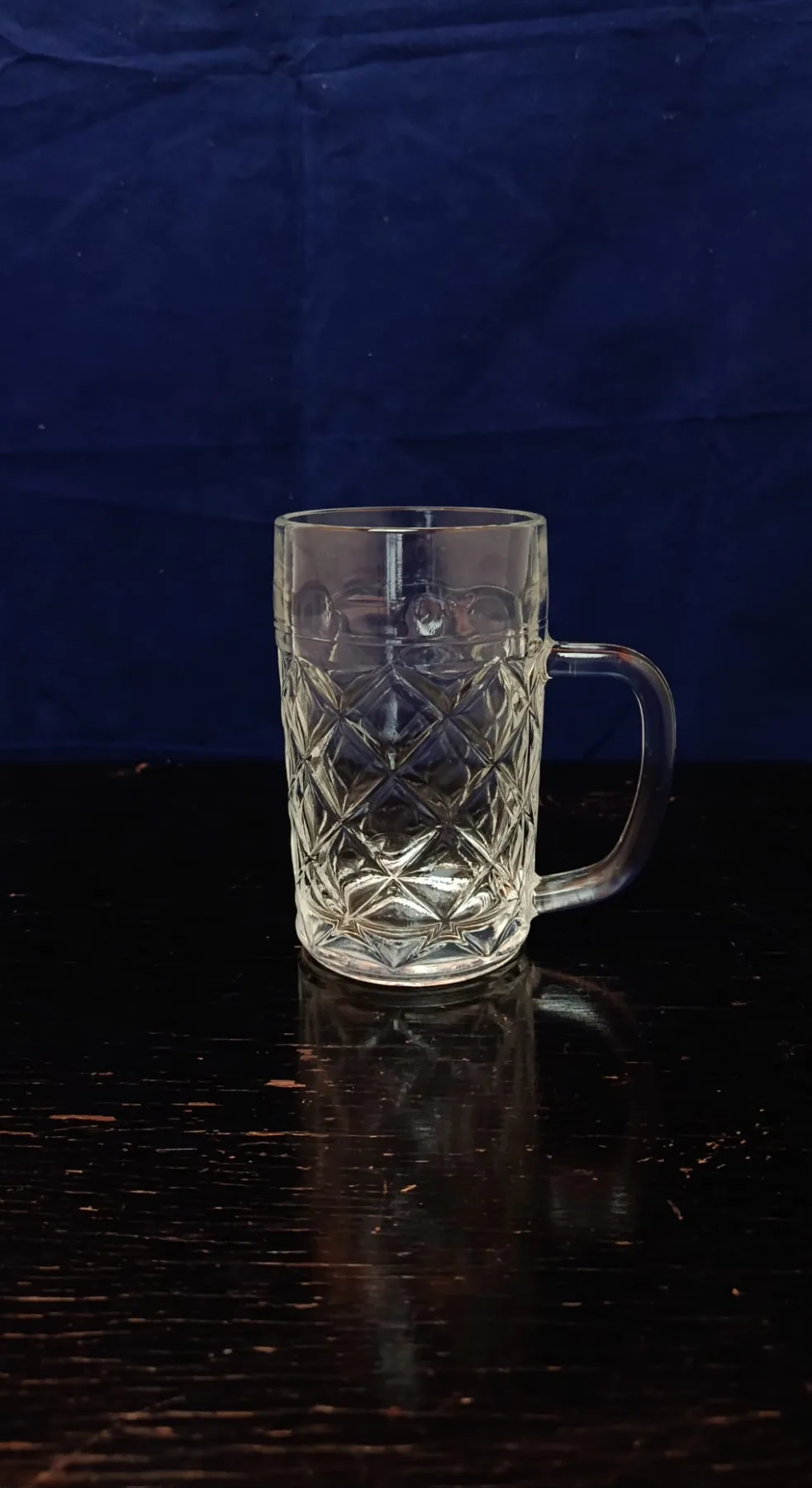 "Půllitr" o objemu 0,3l s geometrickým dekorem Karo, návrh Jiří Brabec