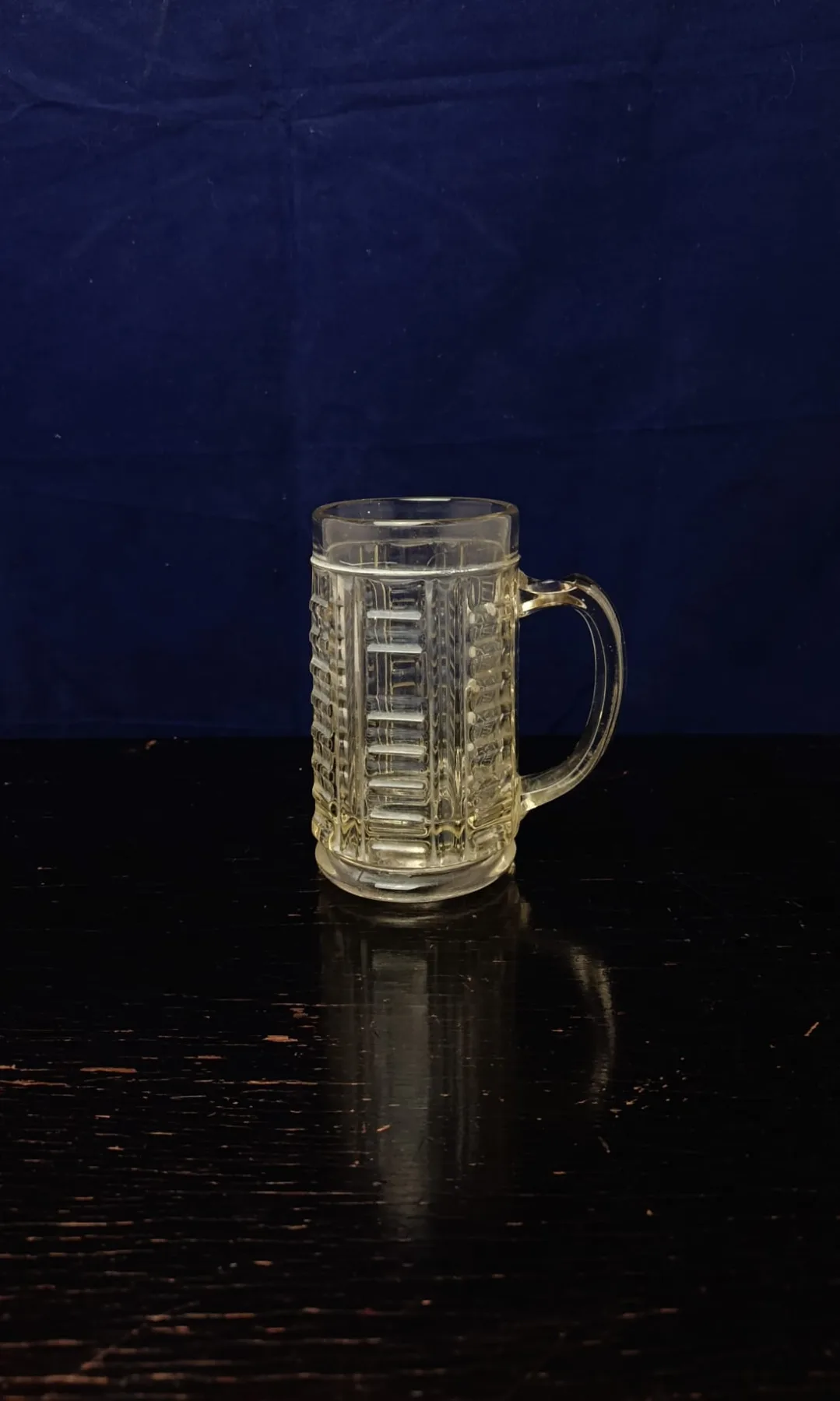Skleněný pivní "půllitr" o objemu 0,3l - krýgl - z lisovaného skla s reliéfním vzorem.