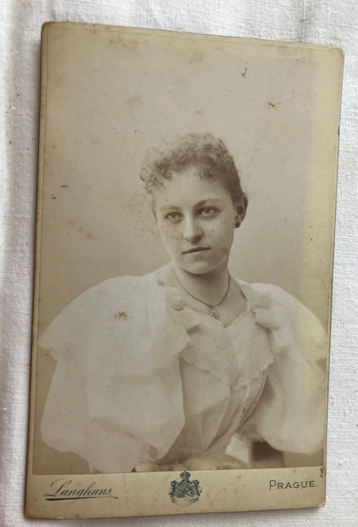 Kabinetní fotografie ateliér J. . Langhans - portrét dívky