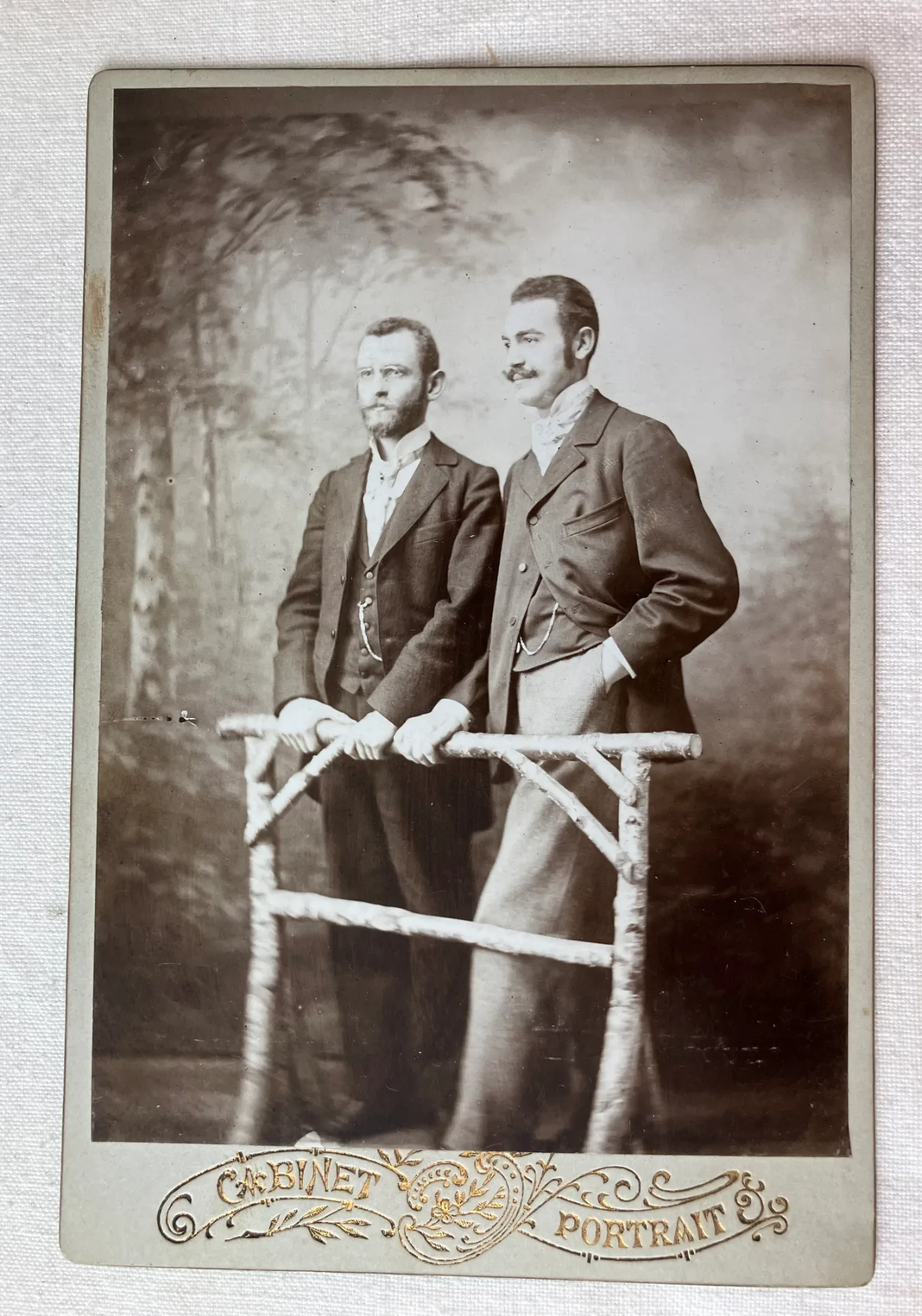 Kabinetní fotografický portrét dvou gentlemanů