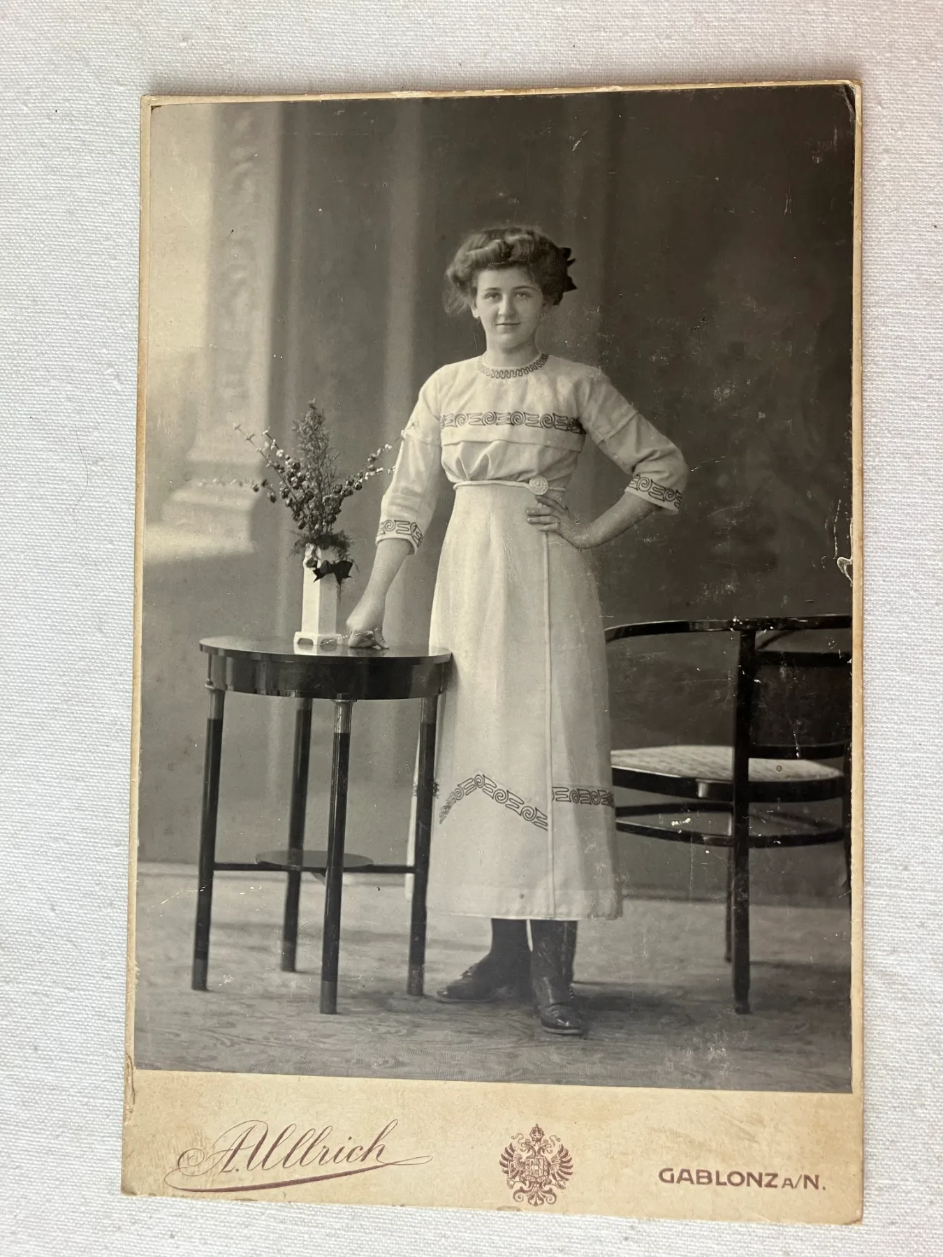 Kabinetní fotografie alteriér A. Ulrich - žena v dobových šatech