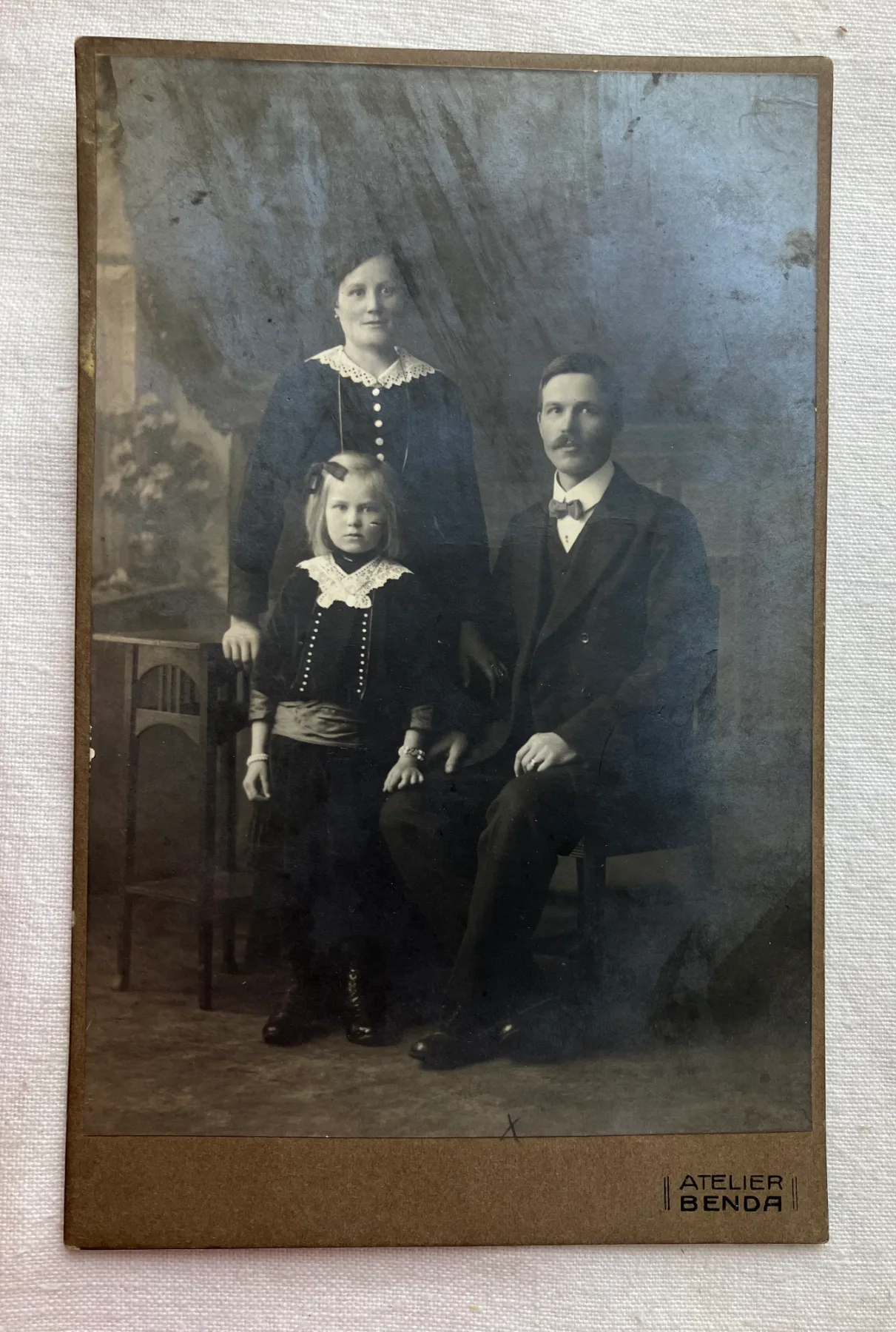 Kabinetní fotografie ATELIÉR BENDA PRAHA II. - rodinný portrét