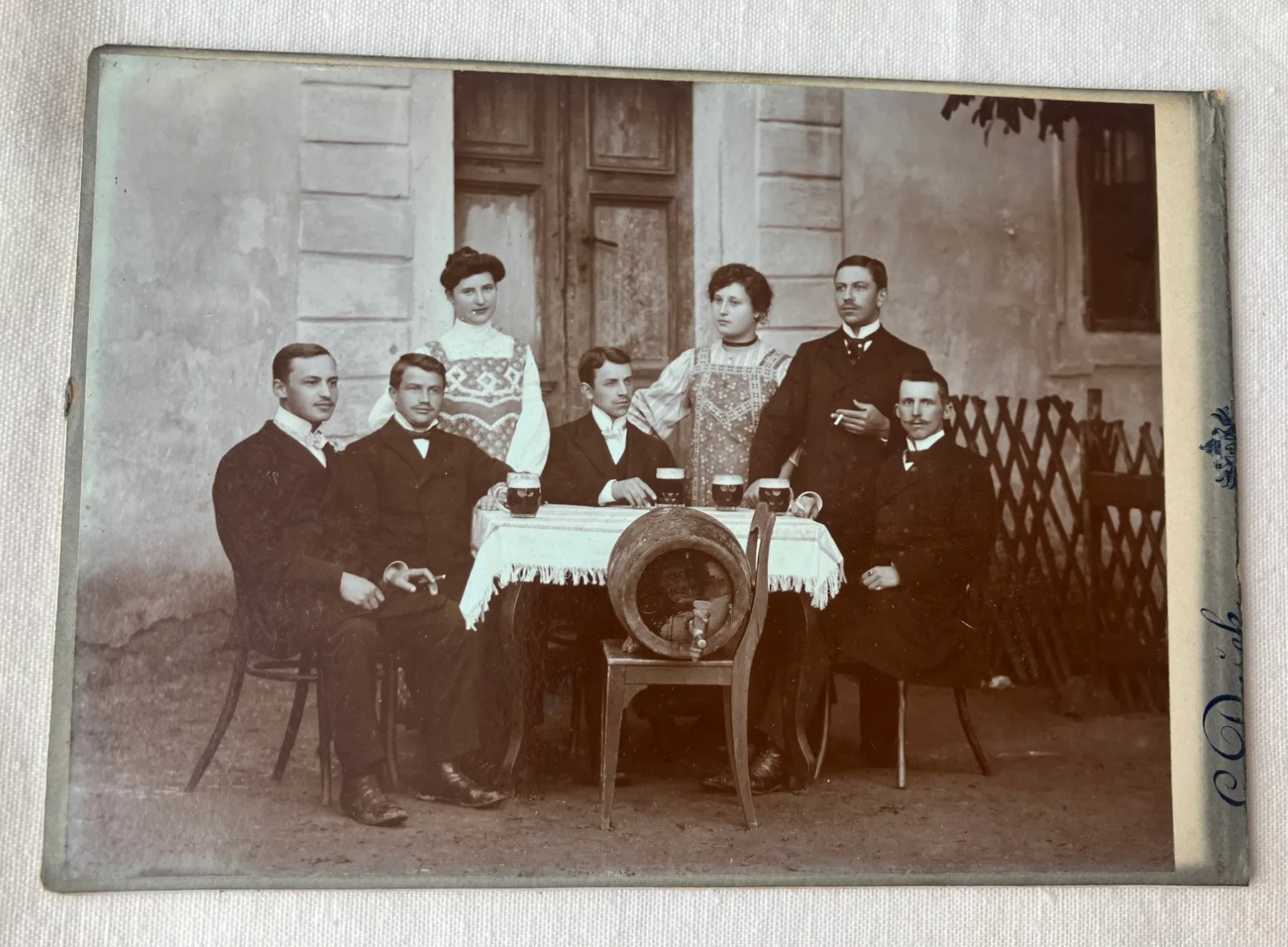 Kabinetní fotografie Em. Dušek, Třebíč- Jejkov - skupina lidí u stolu před hostincem
