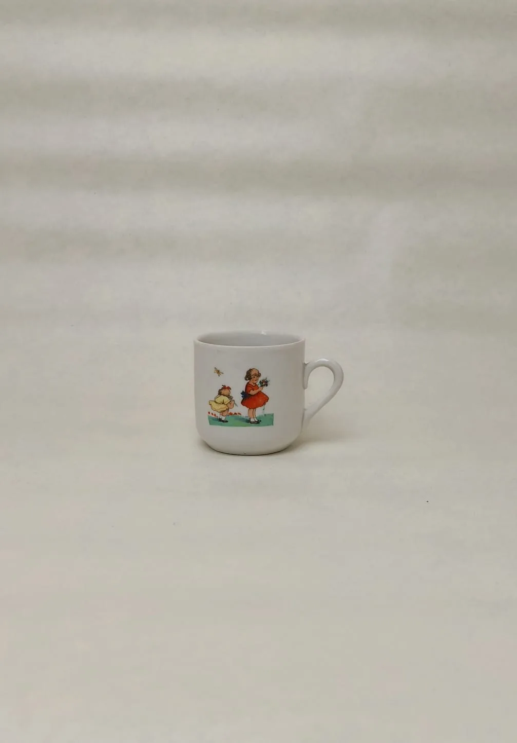 Malý dětský porcelánový hrníček s motivem holčiček a motýla