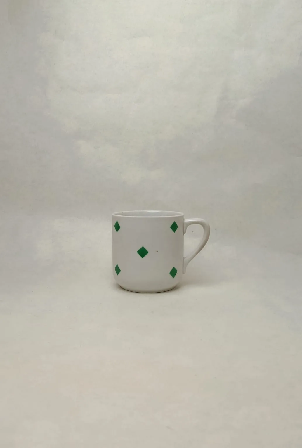 Porcelánový hrnek s dekorem zelených káro kosočtverců