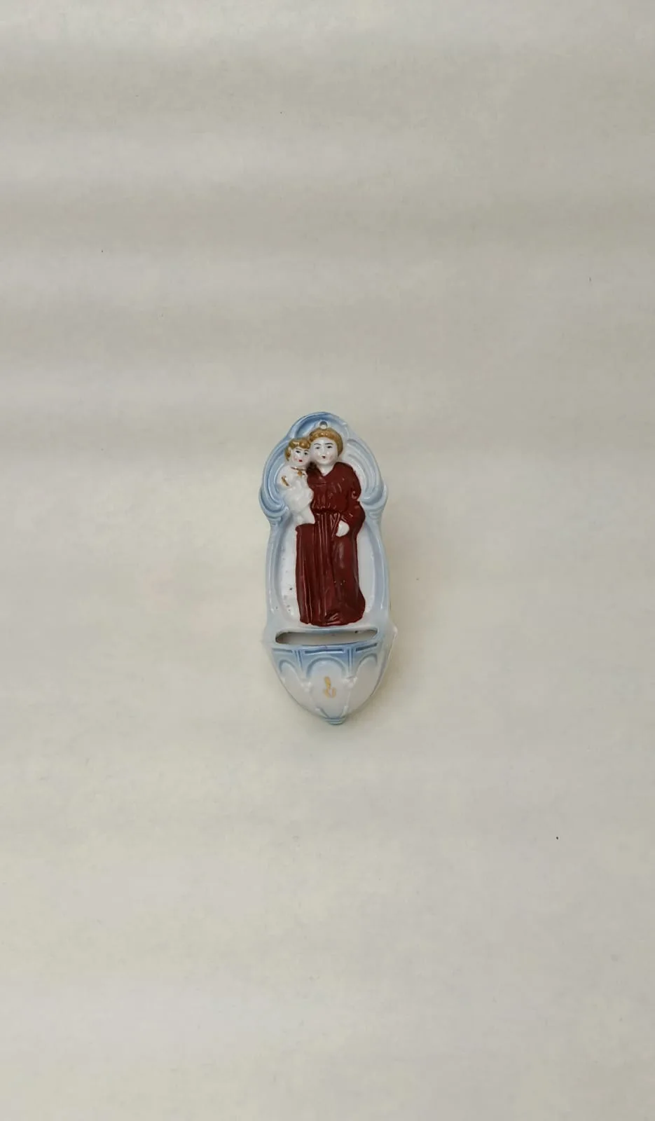 Porcelánová kropenka na svěcenou vodu s motivem svatého Antonína Paduánského s Ježíškem