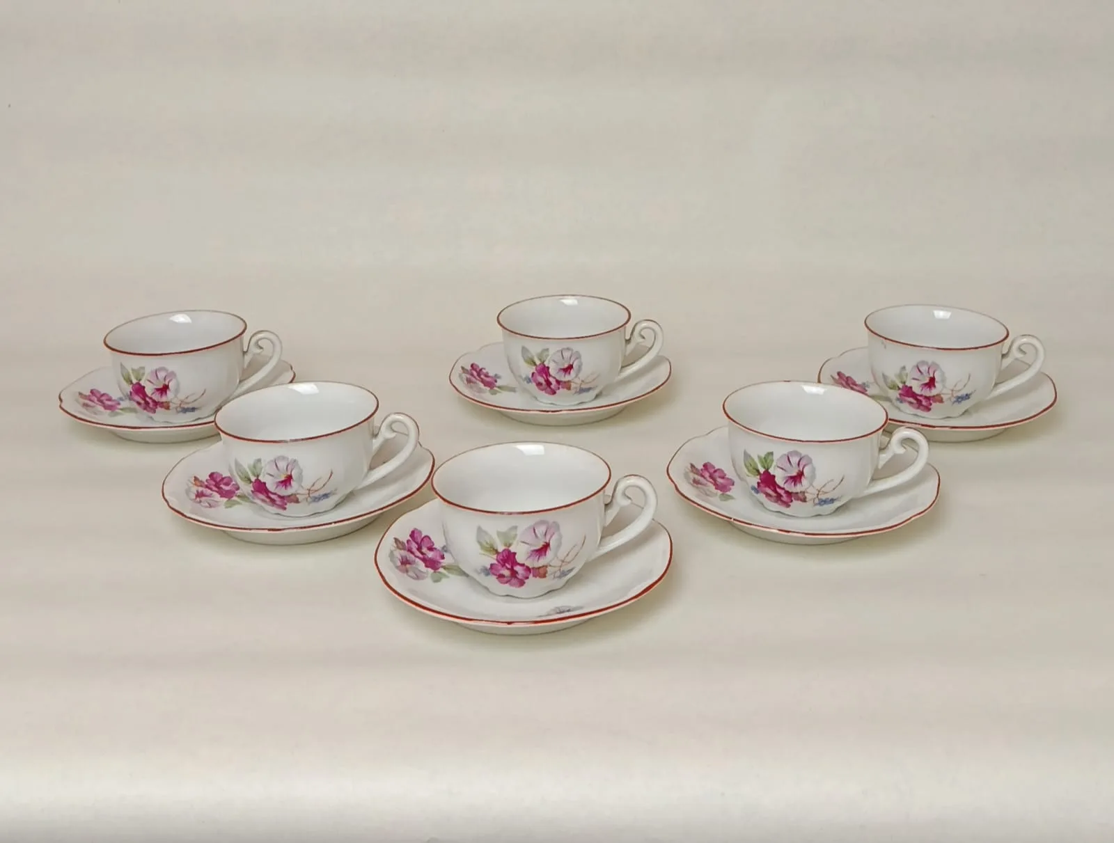 Moka porcelánová souprava s jemným růžovým květinovým motivem