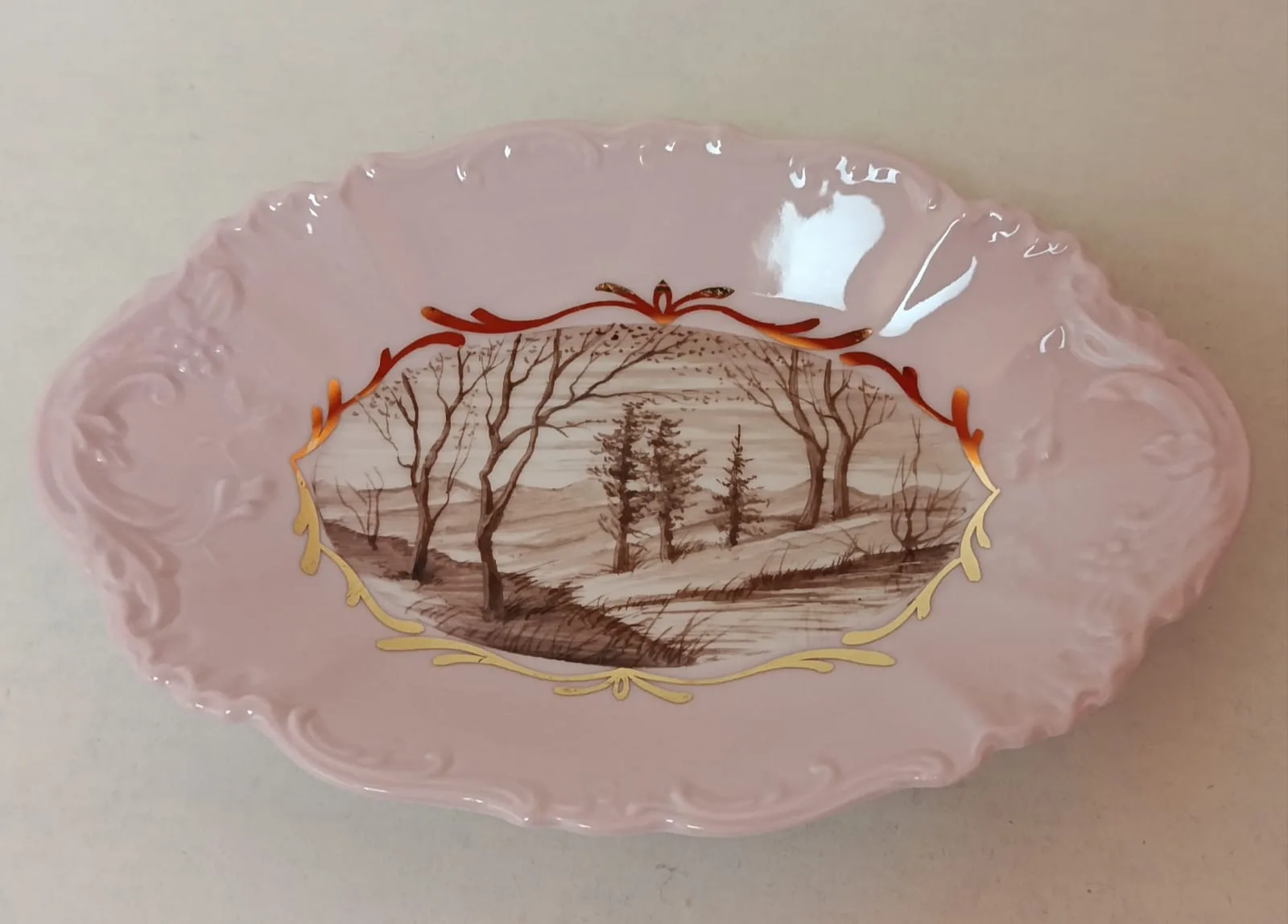 Porcelánový talířek z růžového porcelánu s ručně malovanou krajinkou