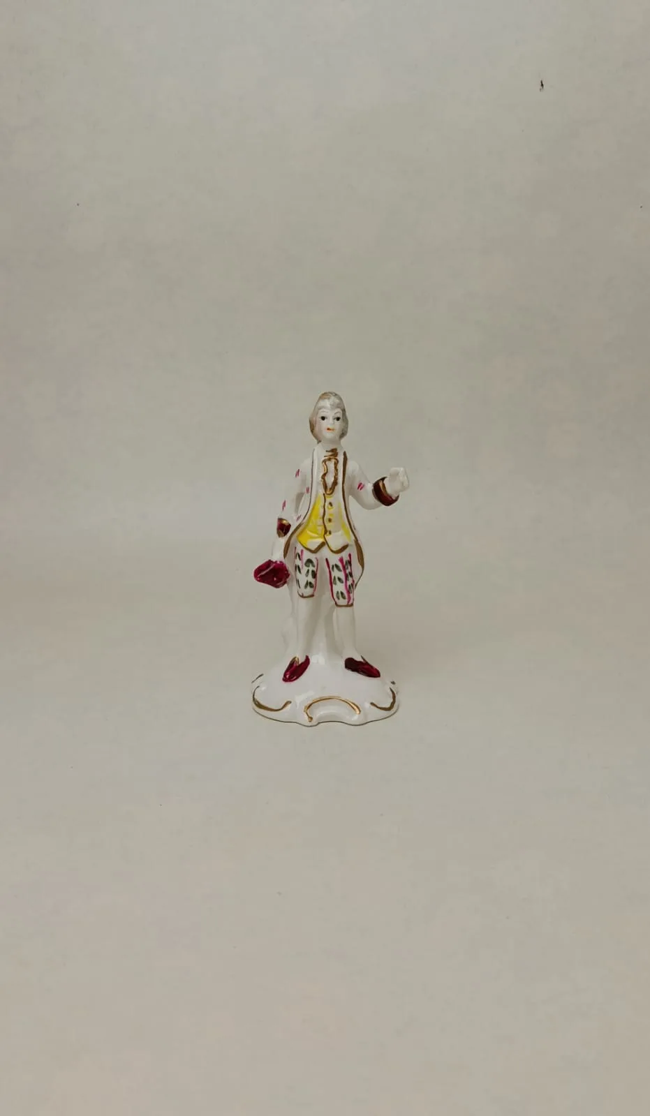 Soška šlechtice v rokokovém stylu z glazovaného porcelánu