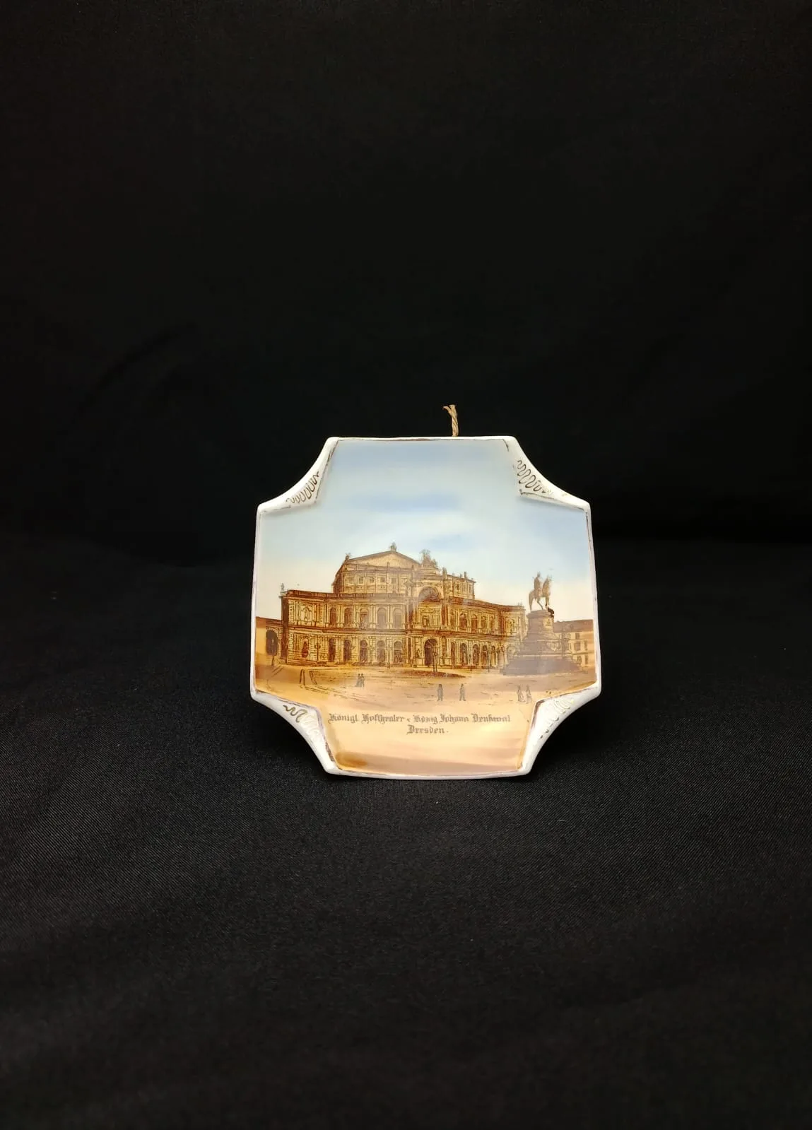 Suvenýrový porcelánový talířek s vyobrazením německých Drážďan