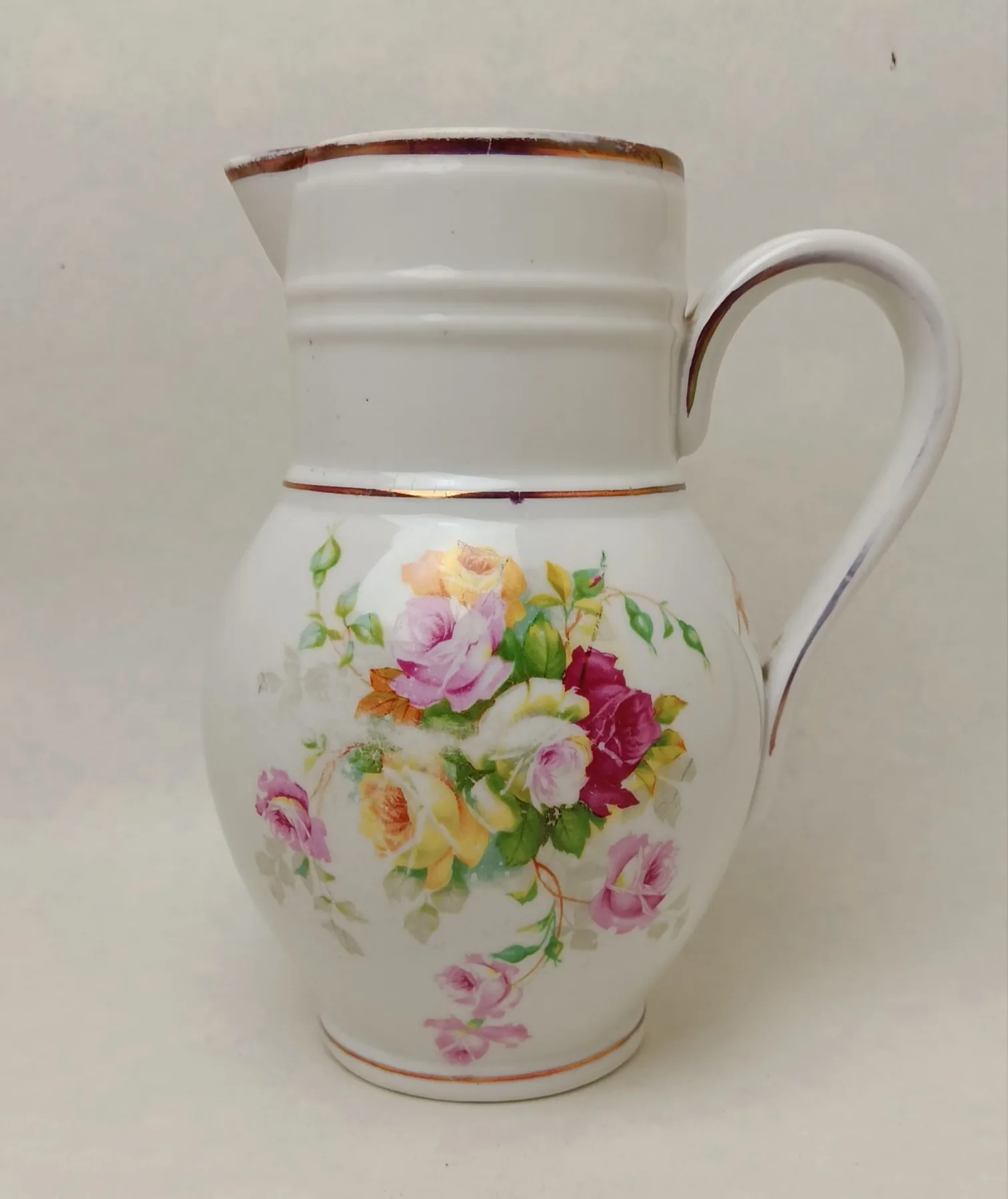 Porcelánový džbán s květinovým dekorem
