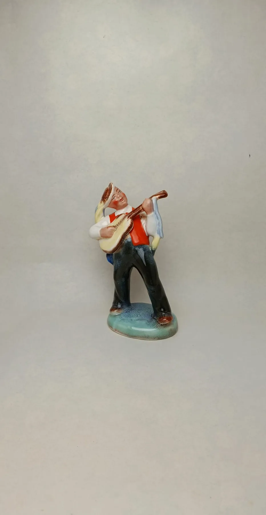 Keramická figurka muzikanta s kytarou
