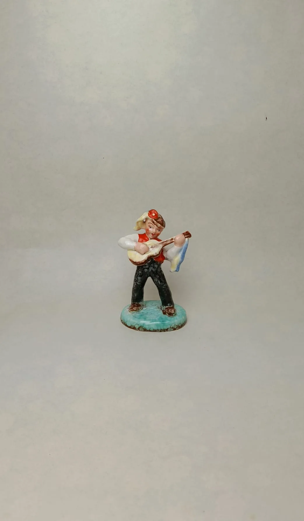 Menší keramická figurka muzikanta s kytarou