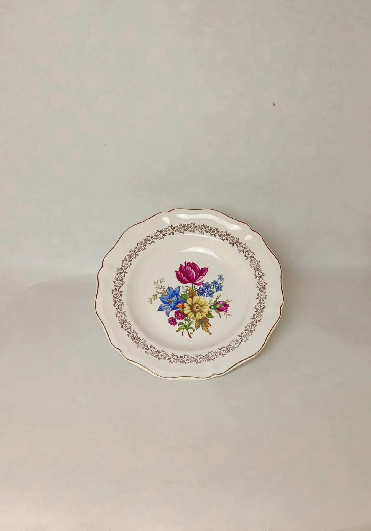 Porcelánový talíř s výrazným květinovým dekorem