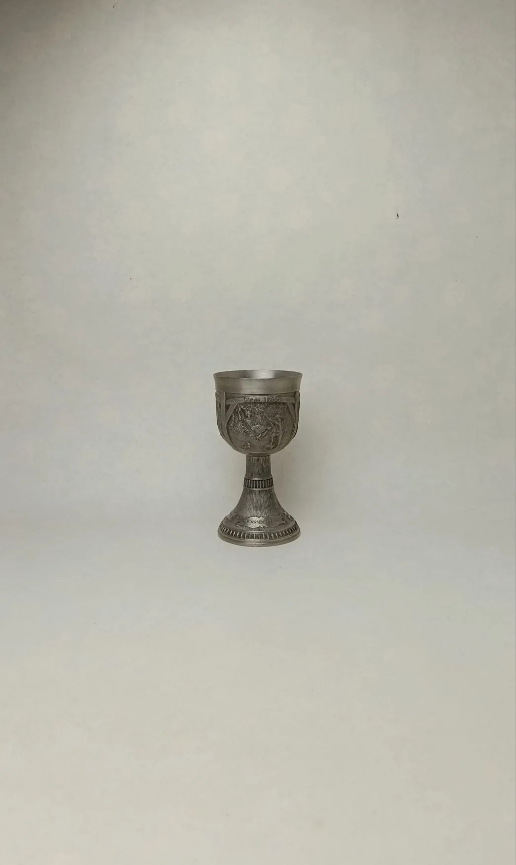 Kovový pohár s reliéfy z let 1765, 1870, 1910