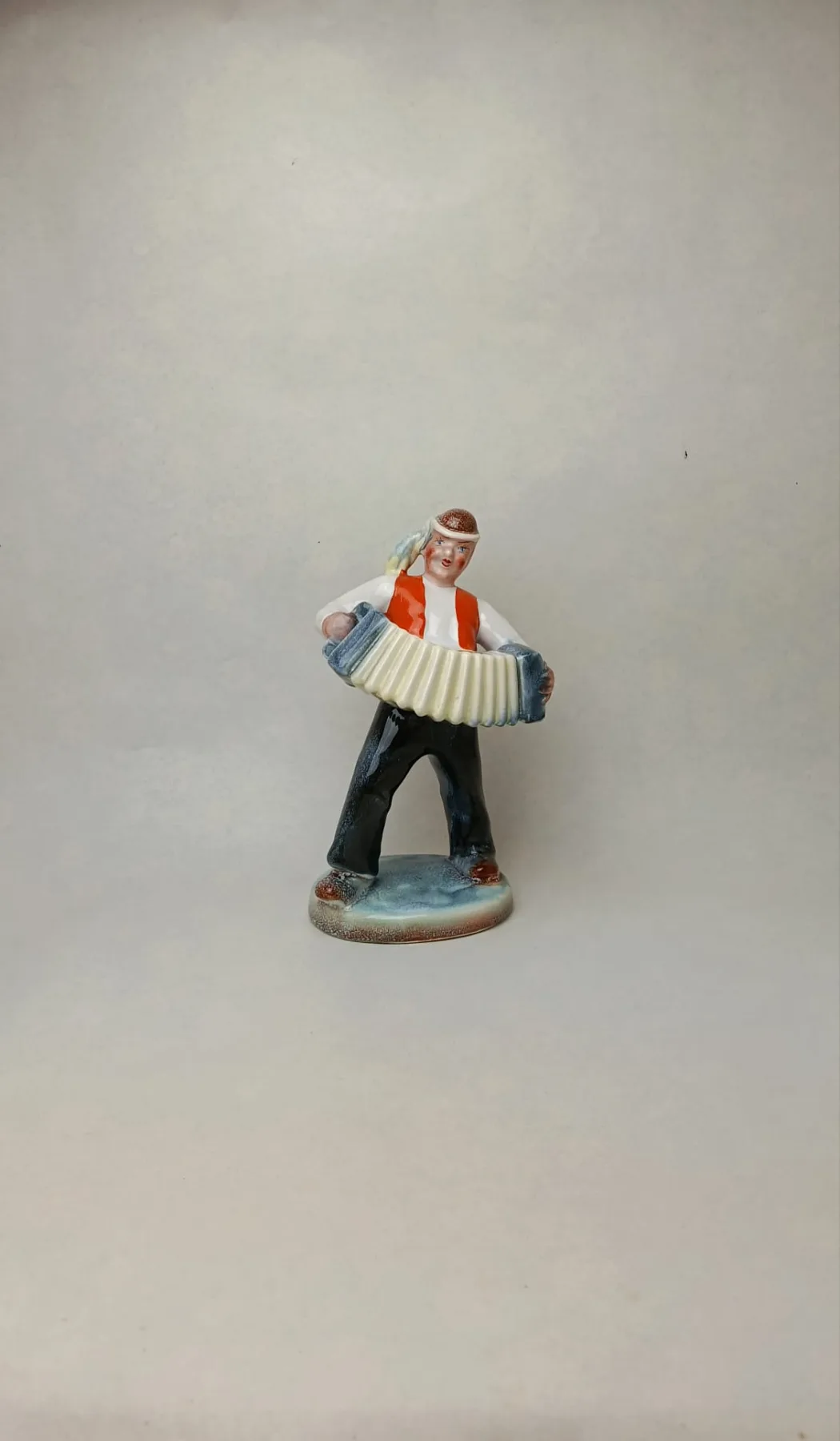 Keramická figurka harmonikáře