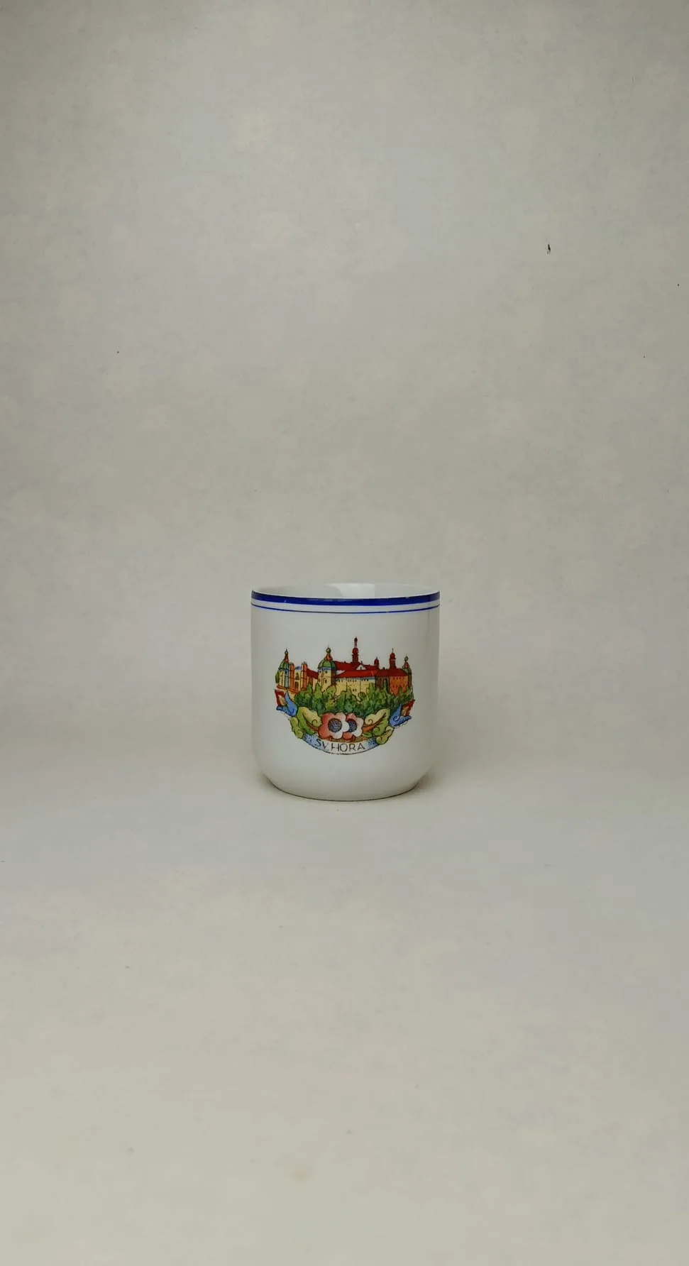 Bílý porcelánový hrnek SV. HORA s modrým dekorem