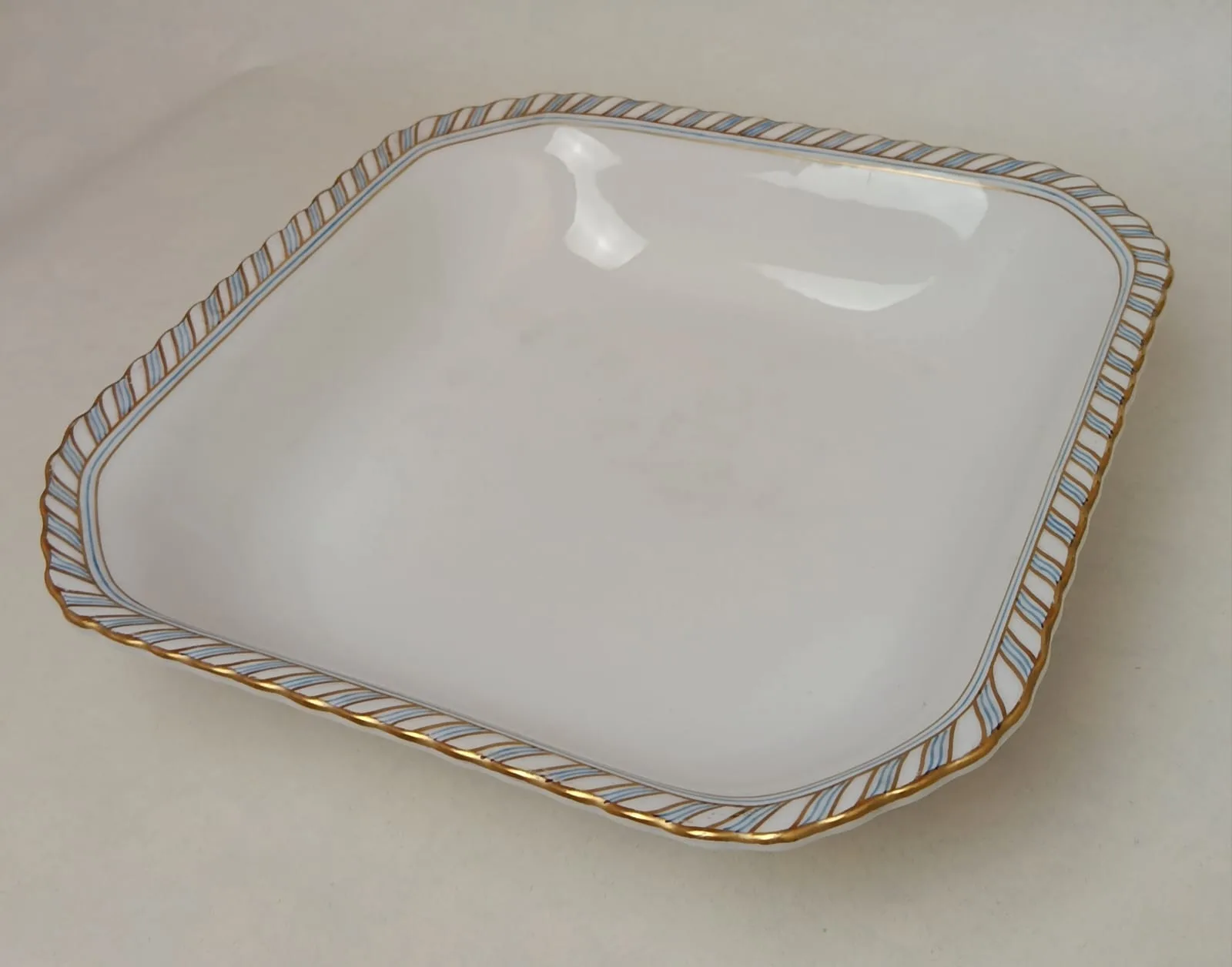 Čtyřhraná porcelánová mísa s modrozlatým lemem