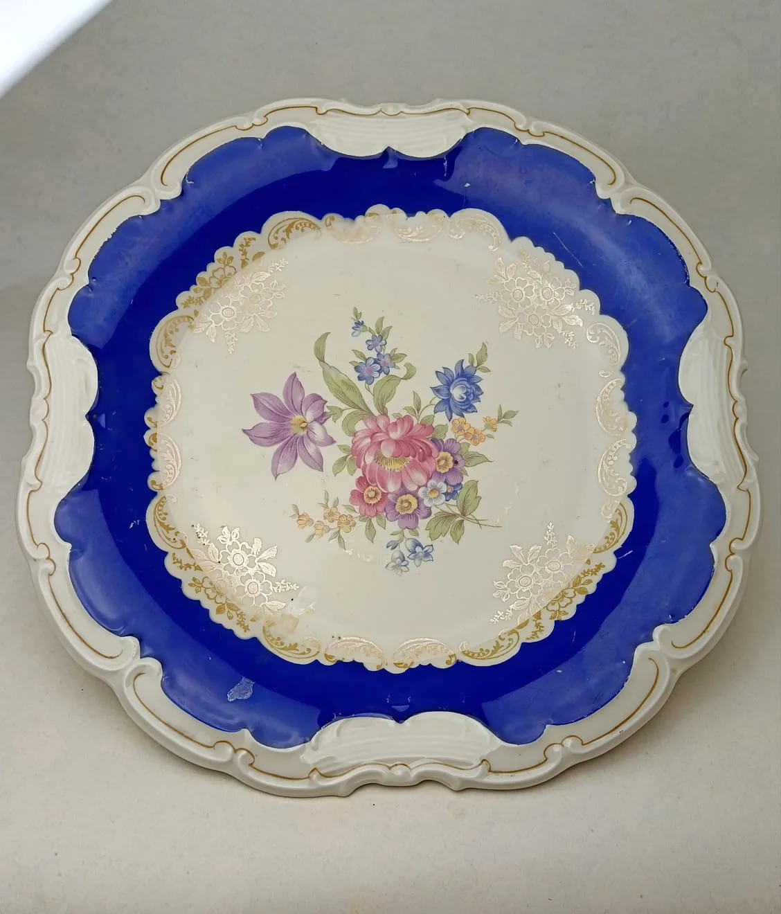 Porcelánový tác s výrazným středovým květinovým dekorem