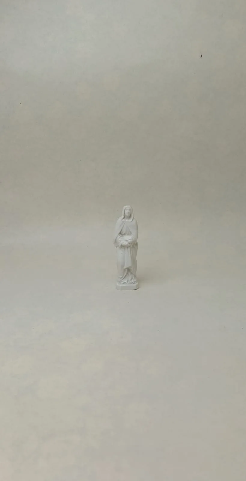 Biskvitová bílá náboženská figurka