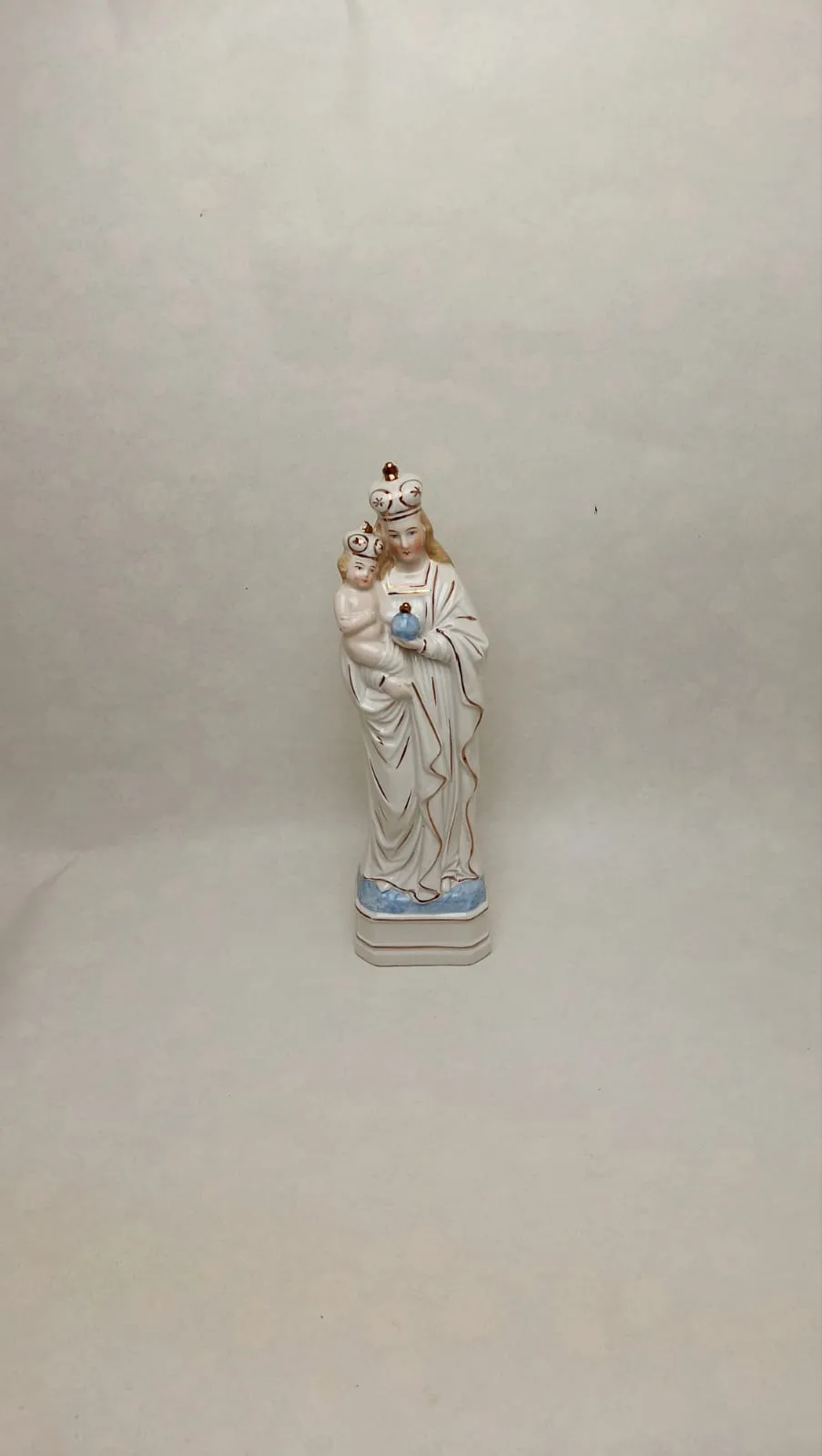 Porcelánová soška Panny Marie s Ježíškem