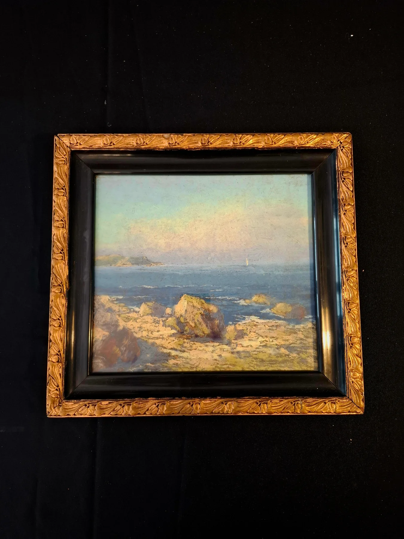 Obraz mořského pobřeží v zdobeném rámu pastel