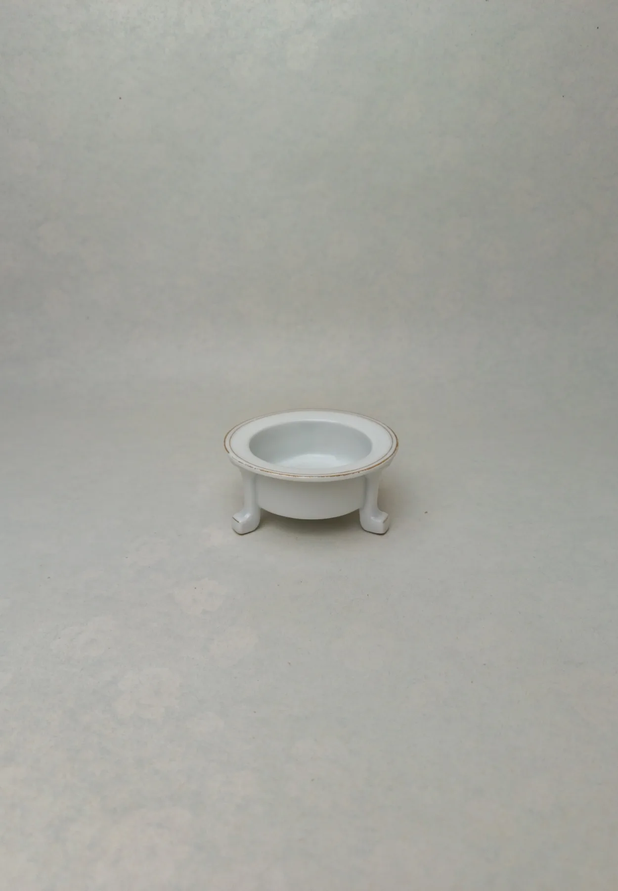 Porcelánová dózička na třech nožkách